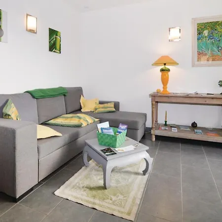 בית נופש Nice In W/ Wifi, 2 Bedrooms And Outdoor Swimming Pool