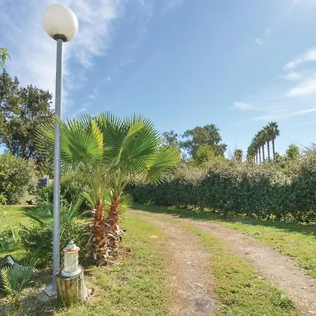 בית נופש Nice In W/ Wifi, 2 Bedrooms And Outdoor Swimming Pool