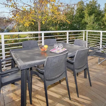בית נופש Nice In W/ Wifi, 2 Bedrooms And Outdoor Swimming Pool