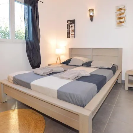 בית נופש Nice In W/ Wifi, 2 Bedrooms And Outdoor Swimming Pool