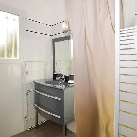 Nice In W/ Wifi, 2 Bedrooms And Outdoor Swimming Pool